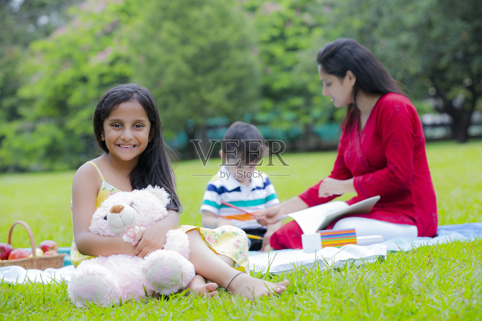 快乐的家庭在自然在夏季股票照片照片摄影图片