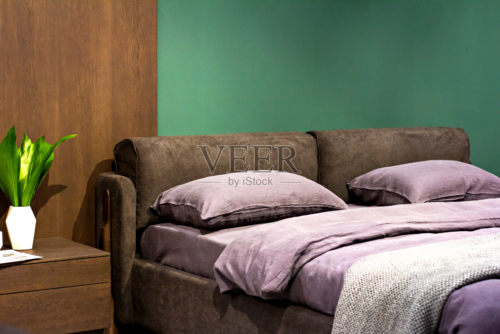 紫色的床设置在一个美丽的极简主义内部照片摄影图片