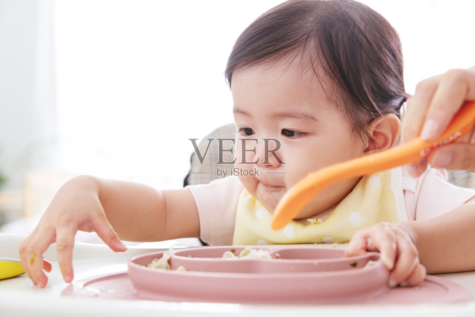 妈妈喂宝宝吃饭照片摄影图片