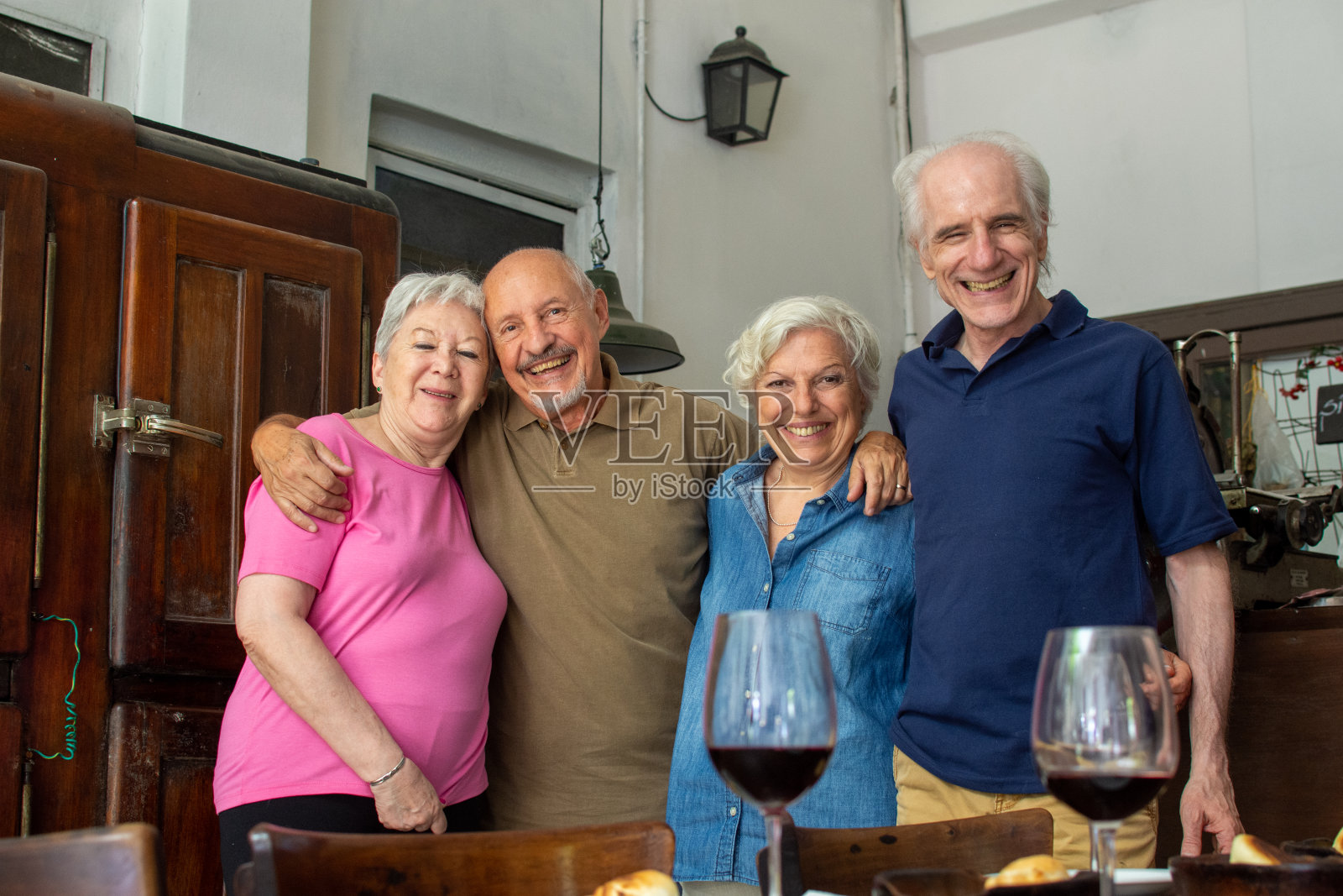 老人们聚在一起喝酒照片摄影图片