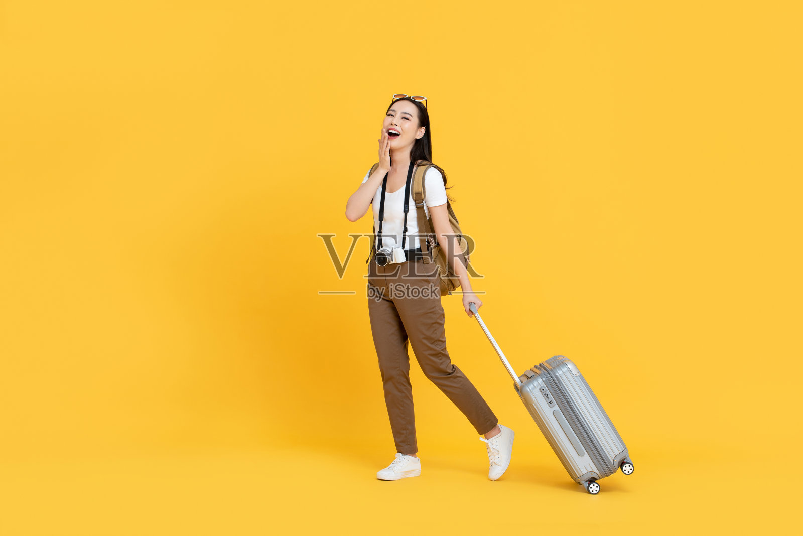年轻的亚洲女游客，带着行李准备去度假照片摄影图片