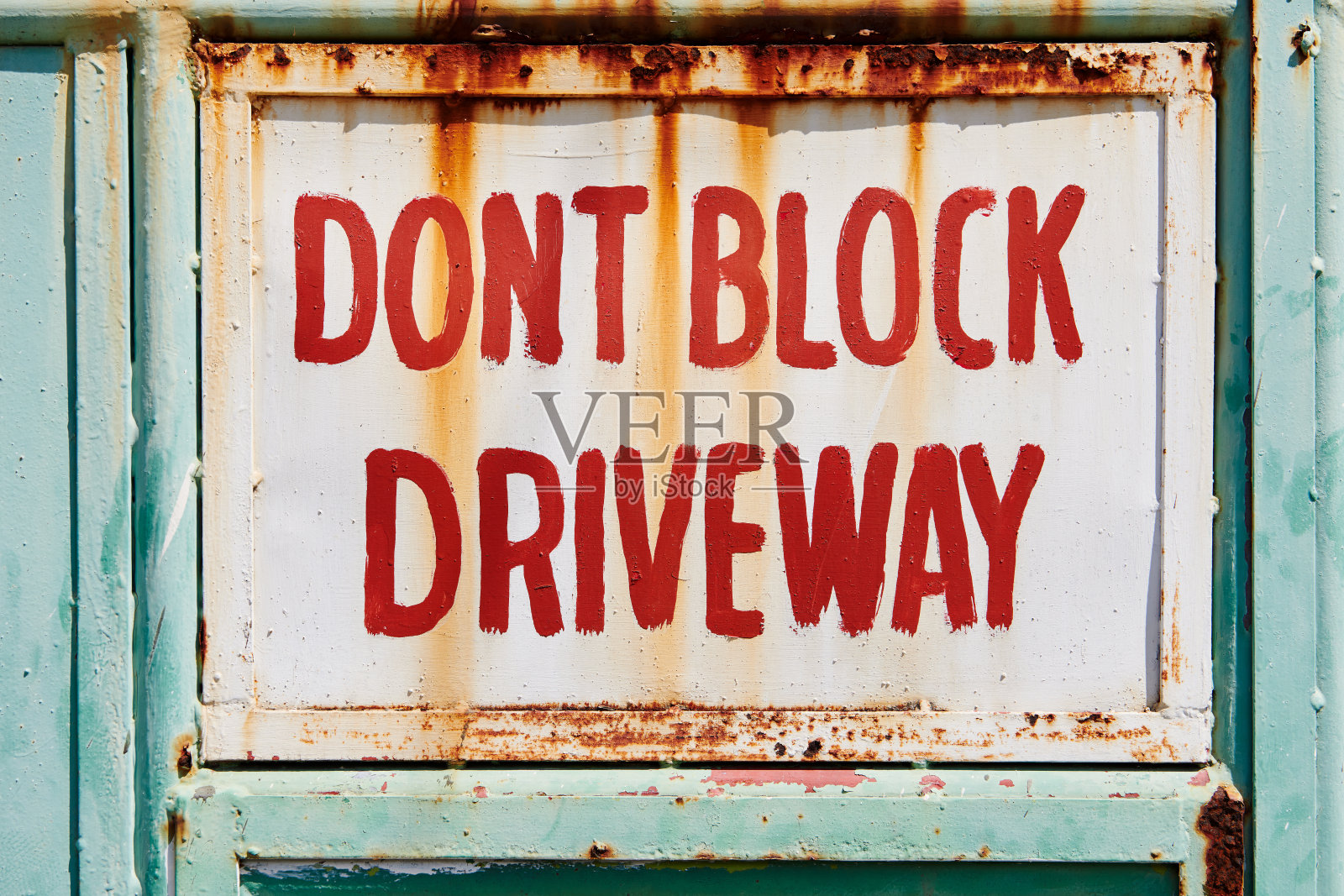 生锈的牌子上写着“不要堵塞车道”照片摄影图片