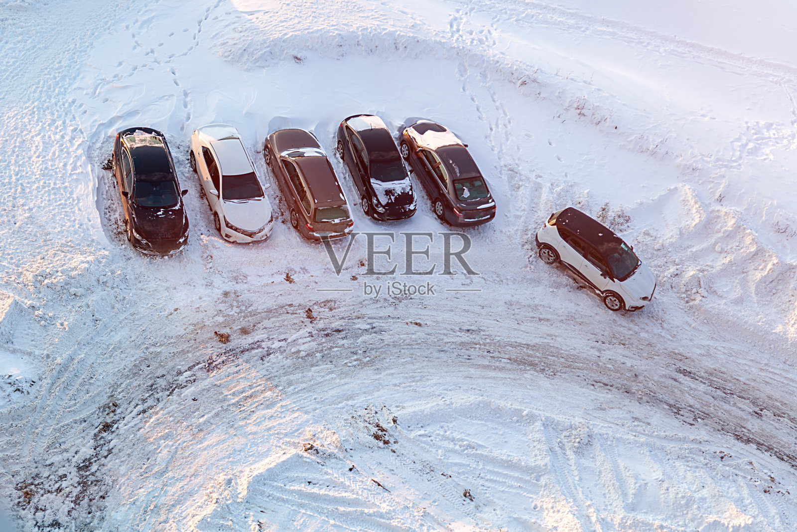 冬天下雪时的停车场照片摄影图片