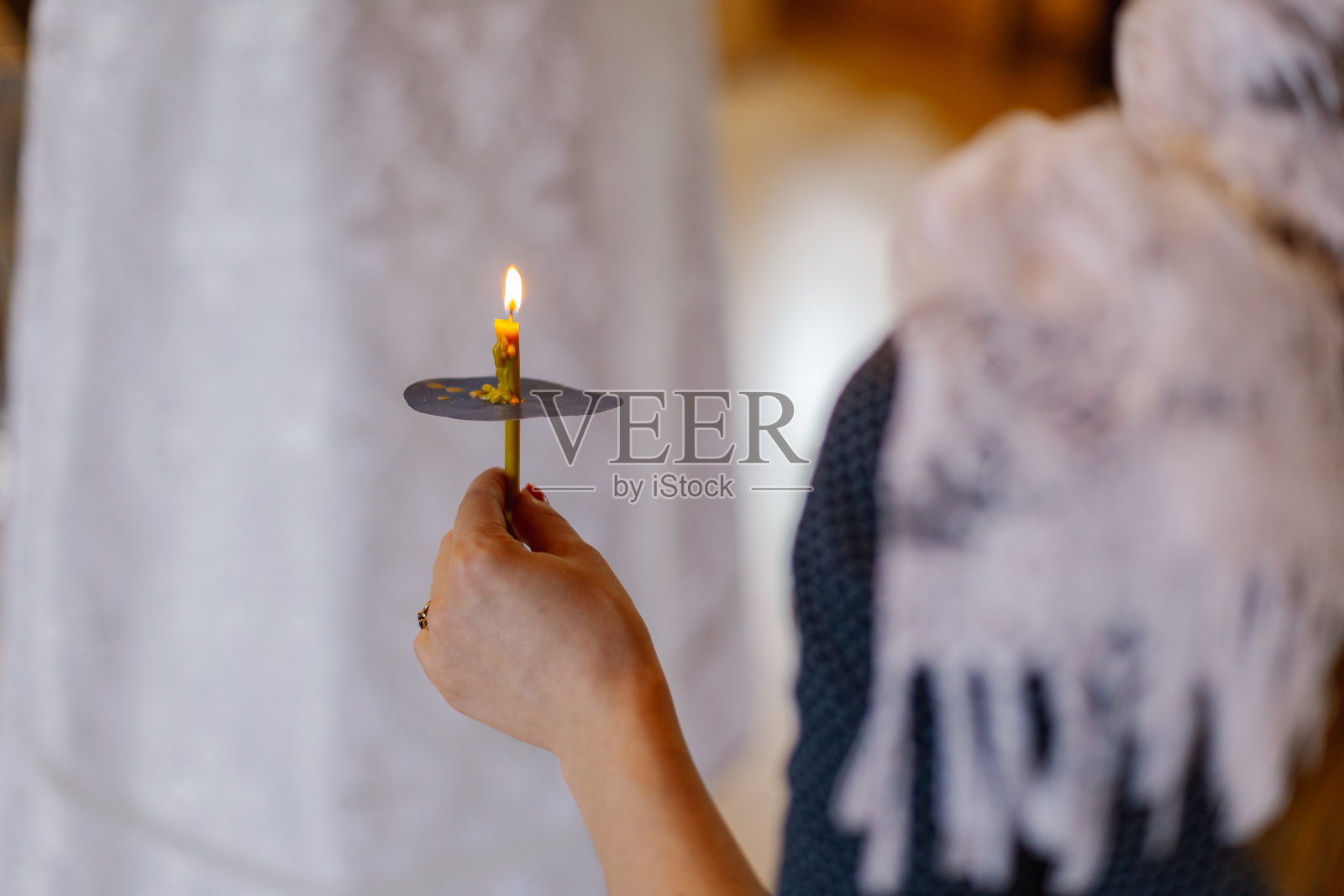 一个年轻女子在教堂里举着蜡烛照片摄影图片