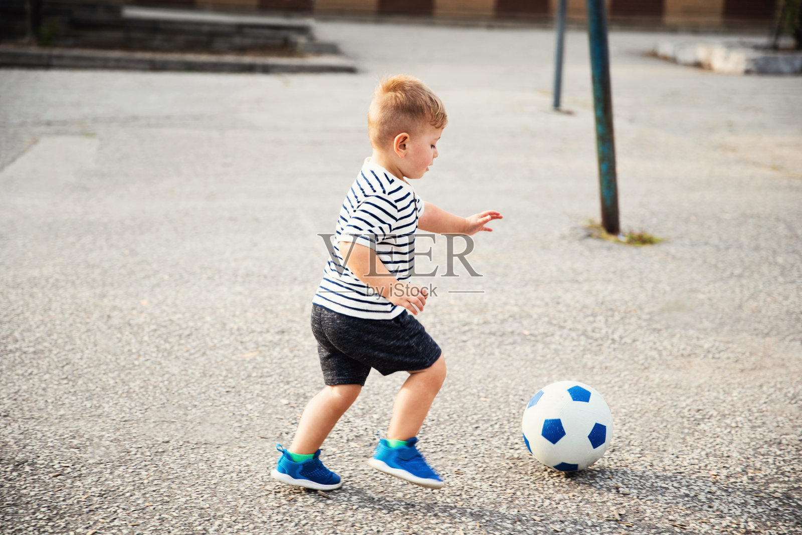 追逐足球的小男孩照片摄影图片