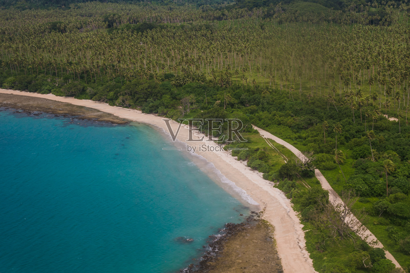 热带海湾，鸟瞰图。卢甘维尔，圣埃斯皮里图，瓦努阿图。照片摄影图片