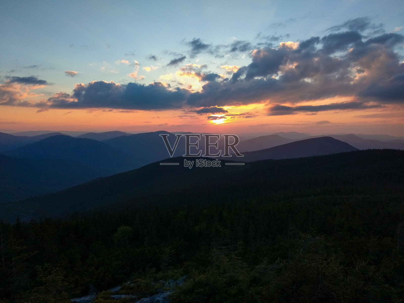 夏夜的喀尔巴阡山脉照片摄影图片