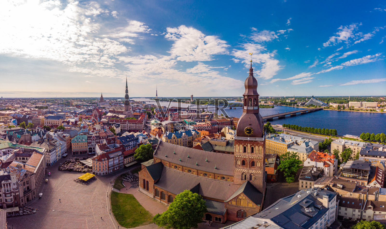 在阳光明媚的夏日，从无人机鸟瞰到历史中心里加和道格瓦河码头。著名地标——城市圆顶大教堂和老城纪念碑。拉脱维亚、欧洲。照片摄影图片