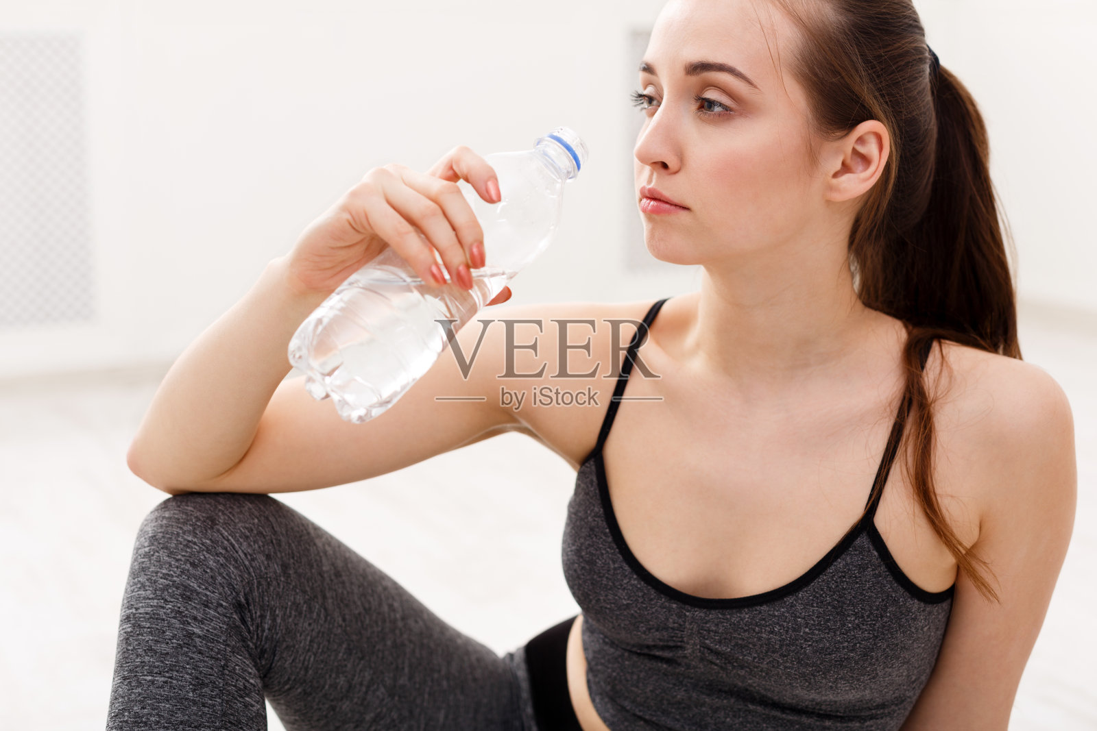 年轻漂亮的女运动员喝水照片摄影图片