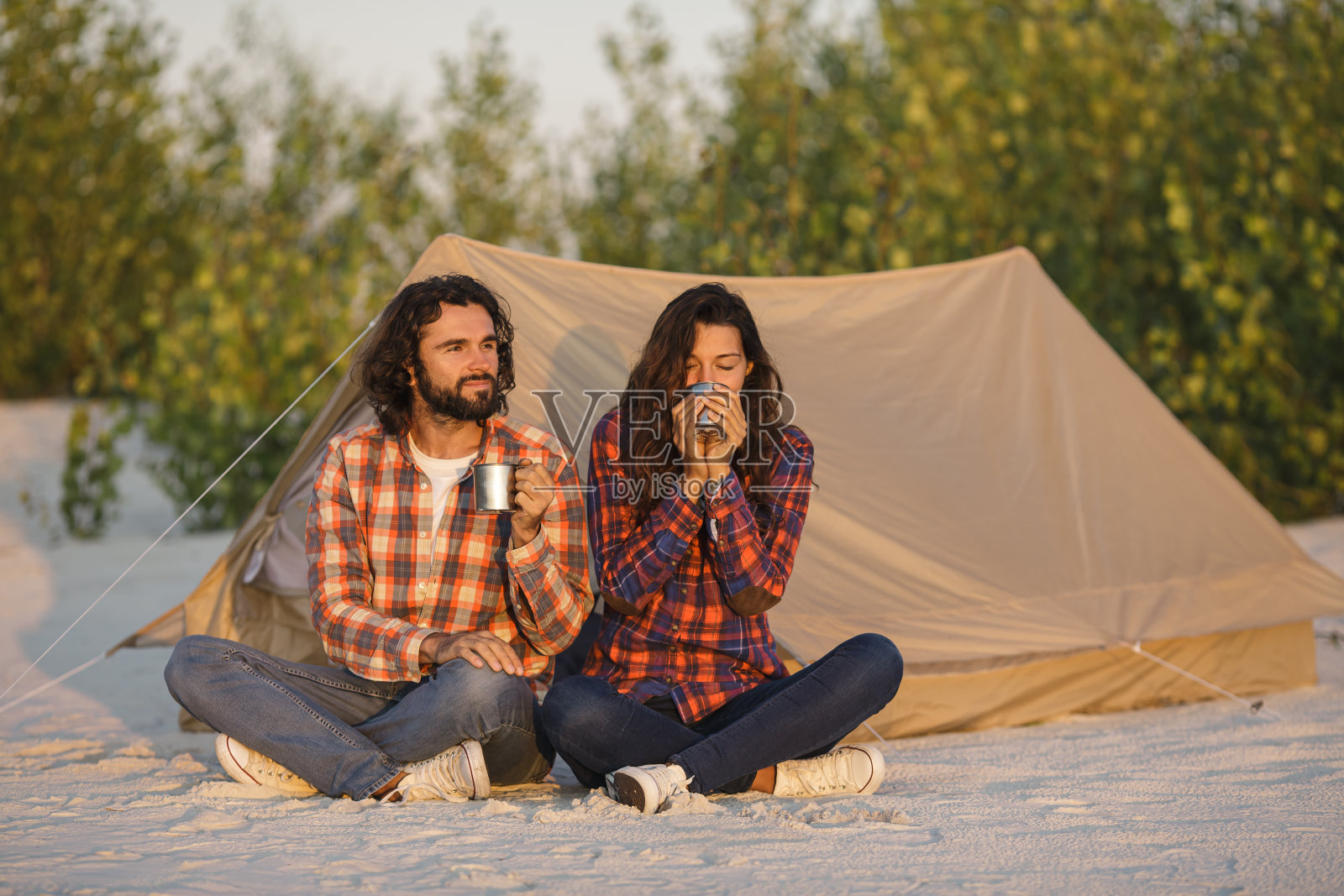 一对游客夫妇在户外的帐篷附近露营照片摄影图片