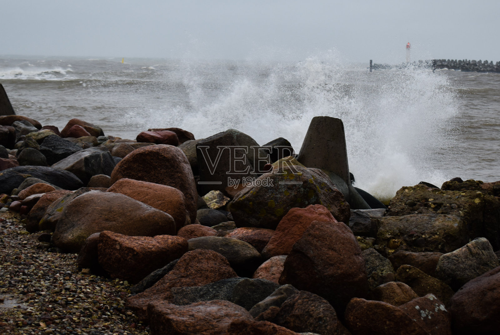 波罗的海风暴袭击了Ventspils南部码头照片摄影图片