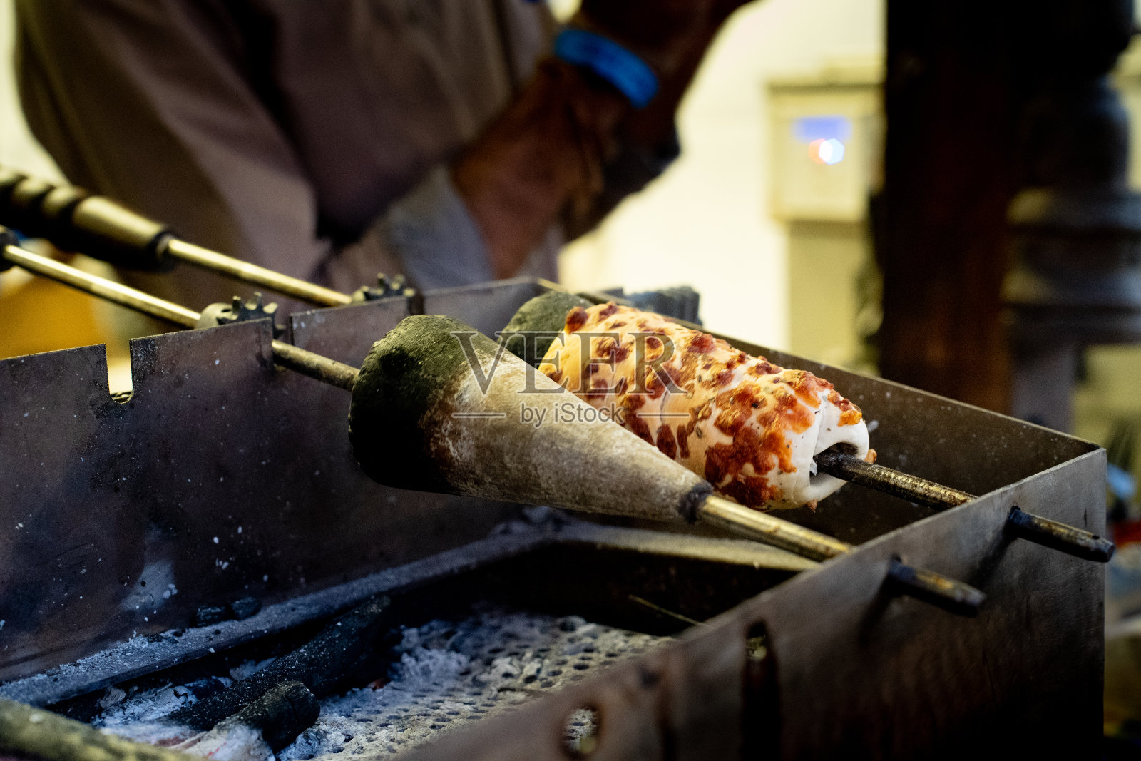 蛋筒披萨在烤肉串上被自动打开，烤箱里装满了烧着的烤肉串照片摄影图片