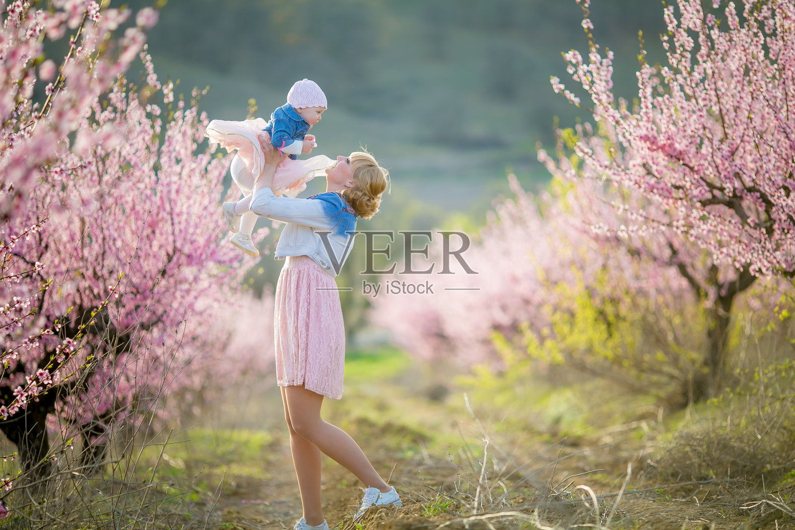 两个母亲和一个小女儿的家庭在春天的大自然中享受生活照片摄影图片