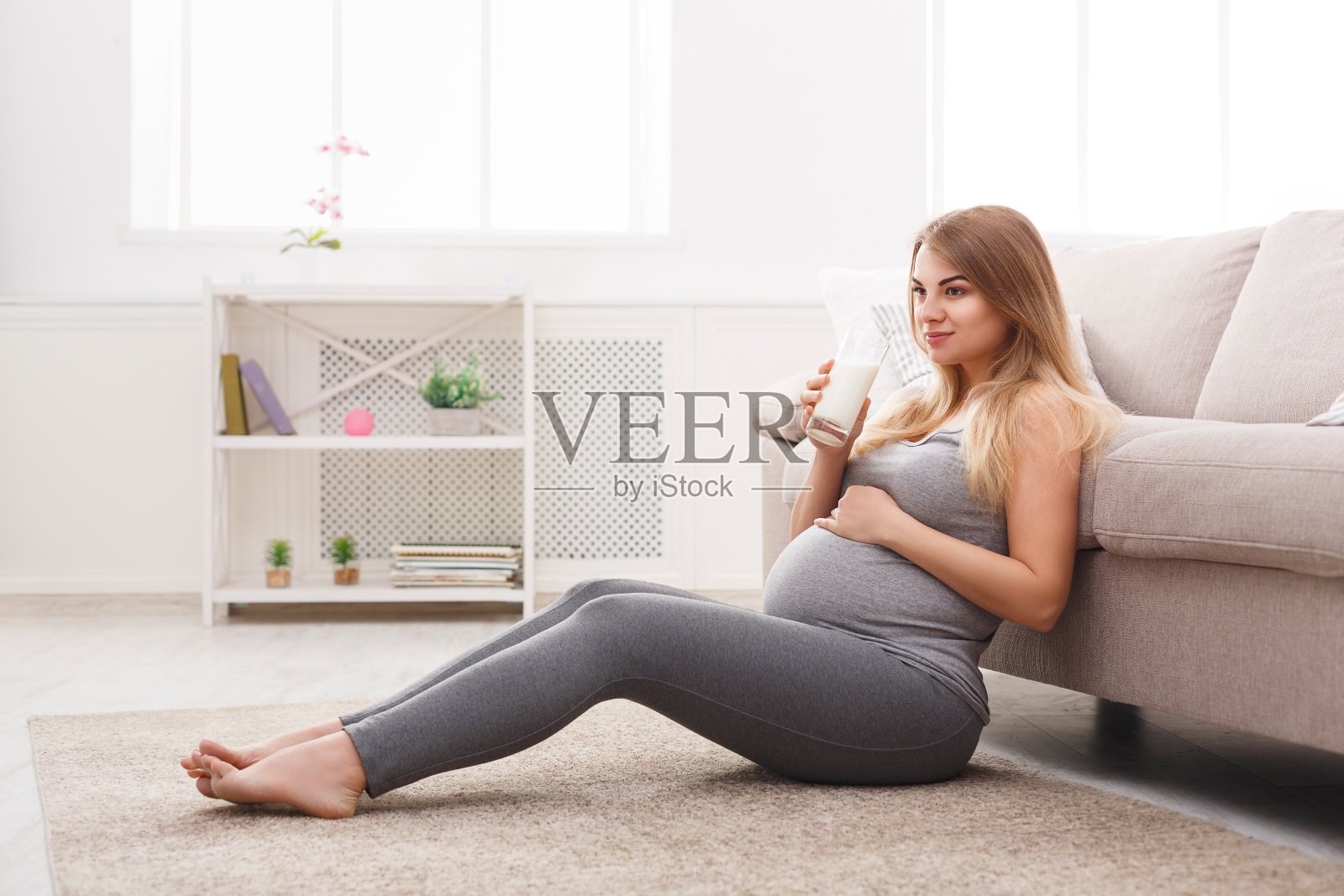 孕妇喝牛奶照片摄影图片