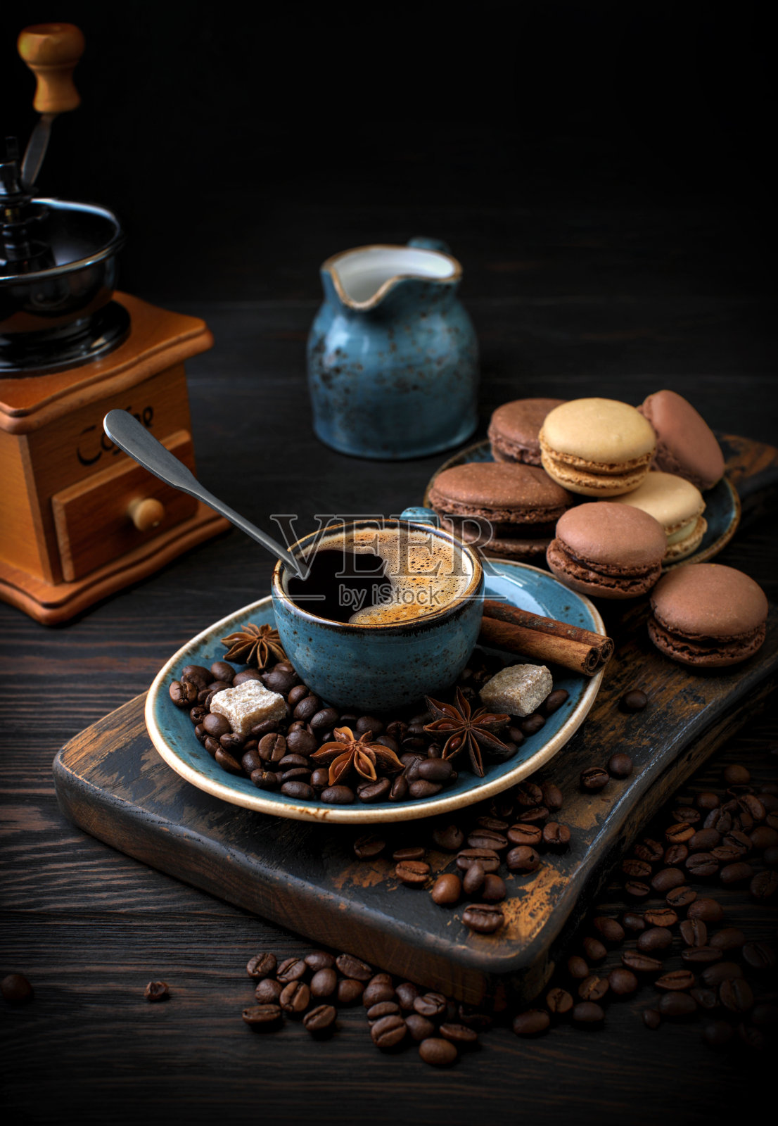 咖啡杯，咖啡豆，在一个旧餐桌，木制背景，质朴，旧木板，肉桂，八角，蓝色卡夫杯，文字空间照片摄影图片