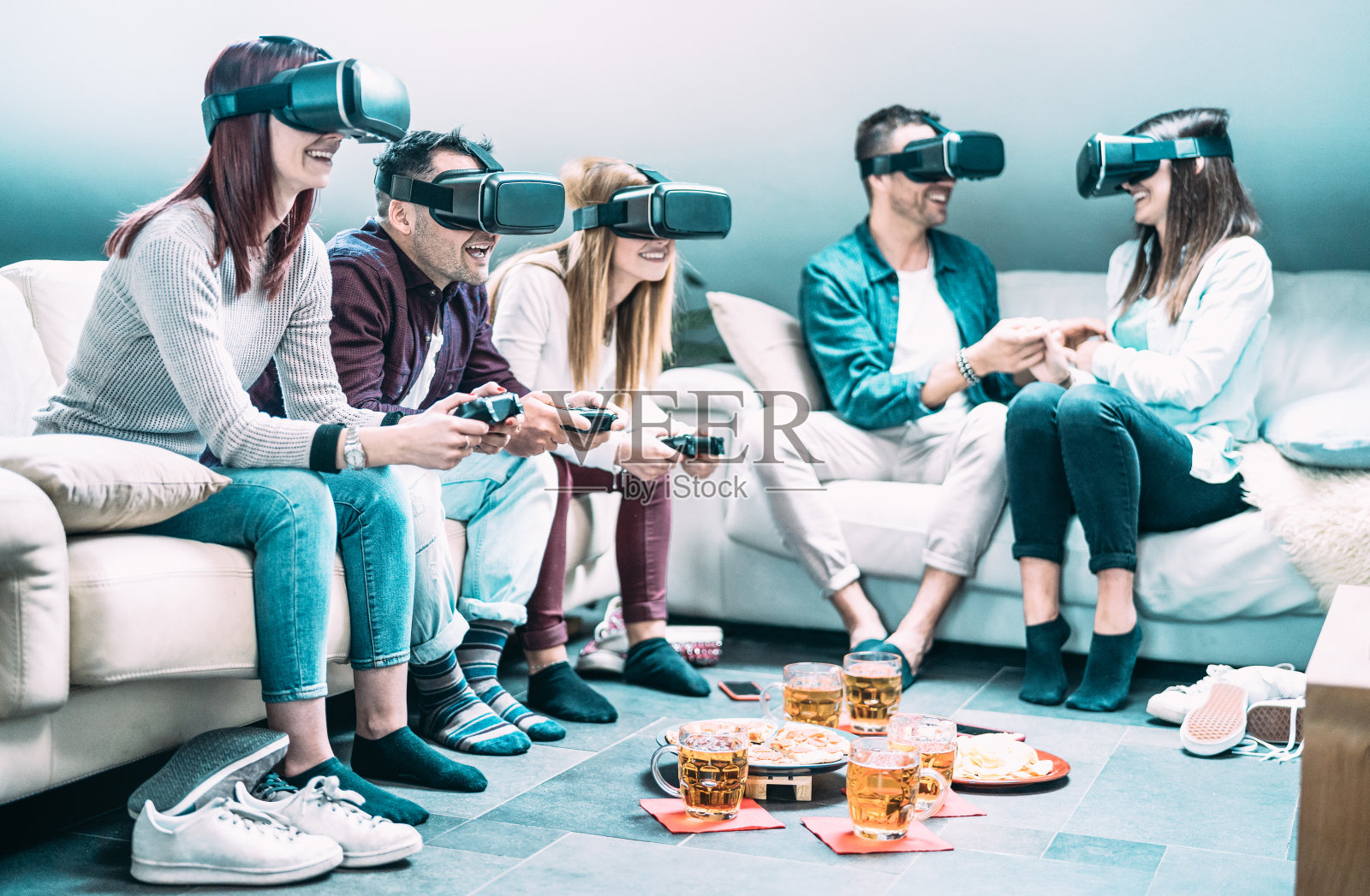 朋友在家里玩虚拟现实头盔-虚拟现实和可穿戴技术概念与人们在3d视频游戏上有乐趣- z一代数字趋势-重点左家伙与明亮的蔚蓝滤镜照片摄影图片