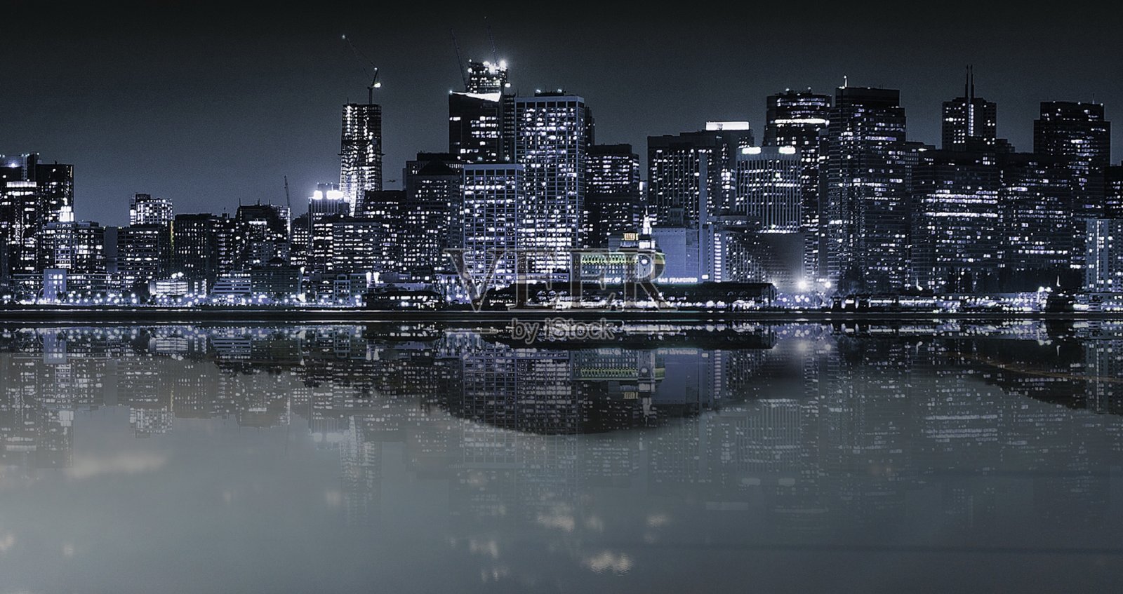夜晚的城市天际线照片摄影图片