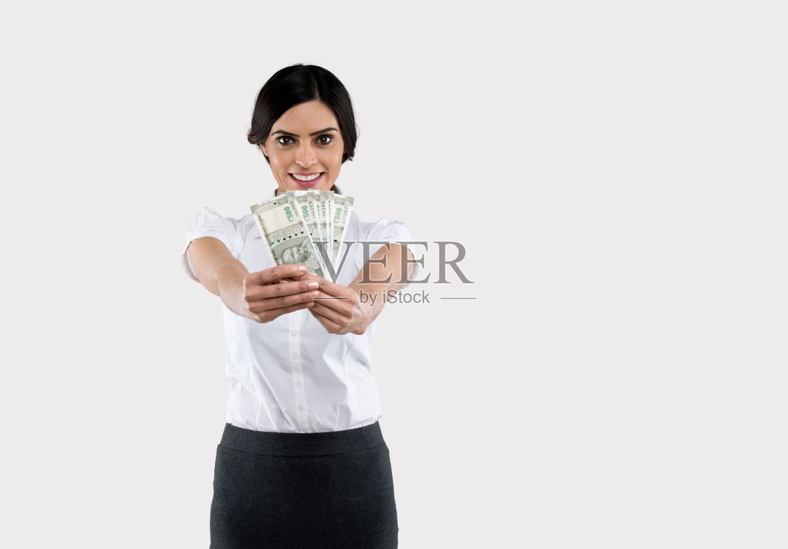 持有印度纸币的女商人照片摄影图片