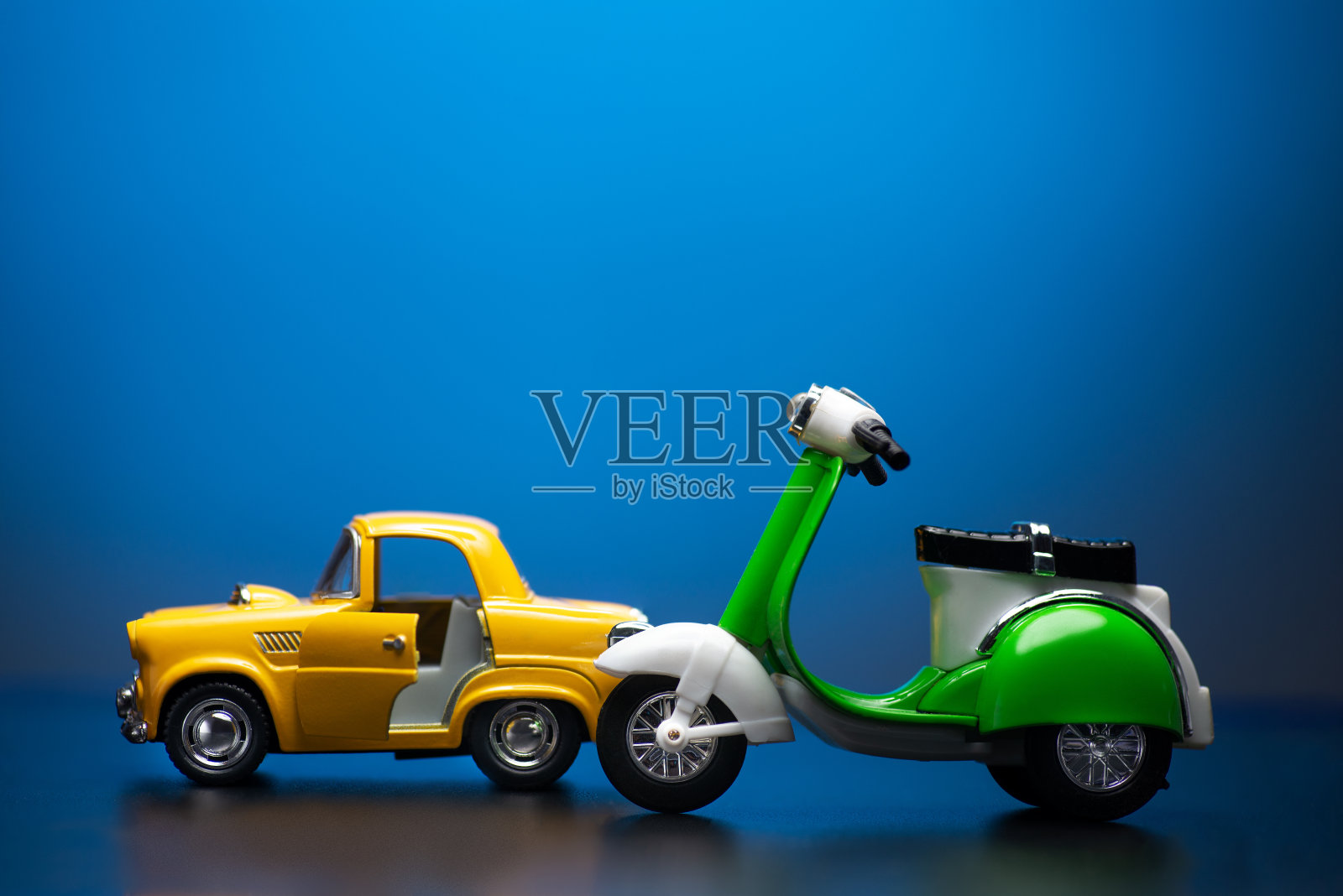黄色的汽车和后面的一辆摩托车。照片摄影图片