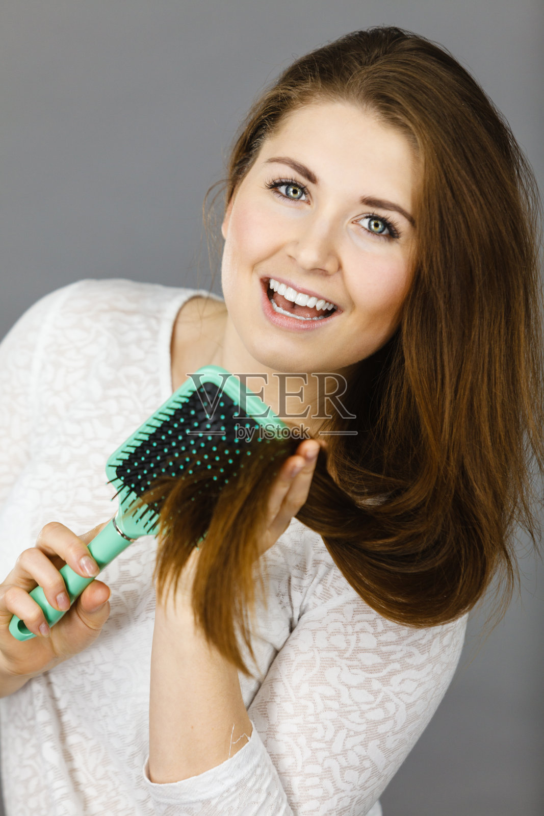 梳着头发的快乐女人照片摄影图片