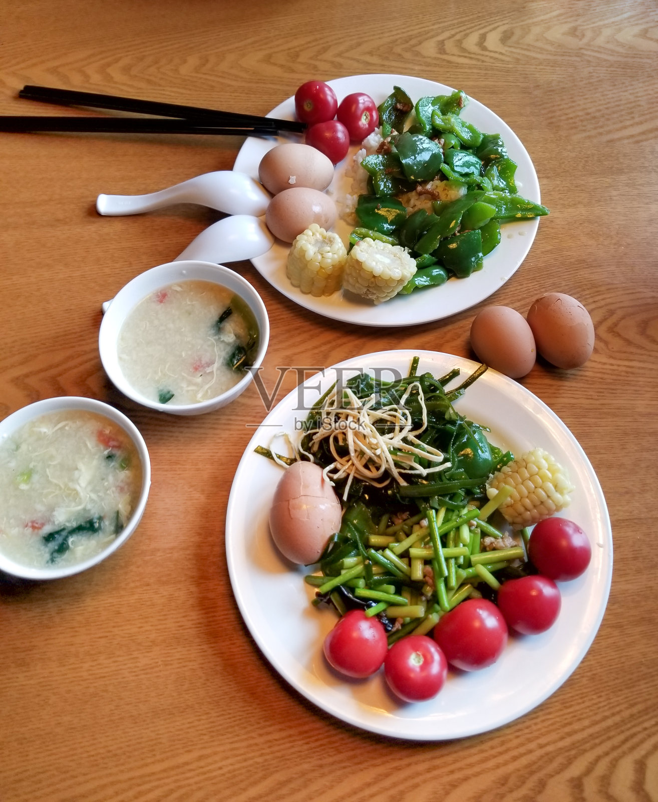 中式工作餐:蔬菜、水果、蛋和肉照片摄影图片