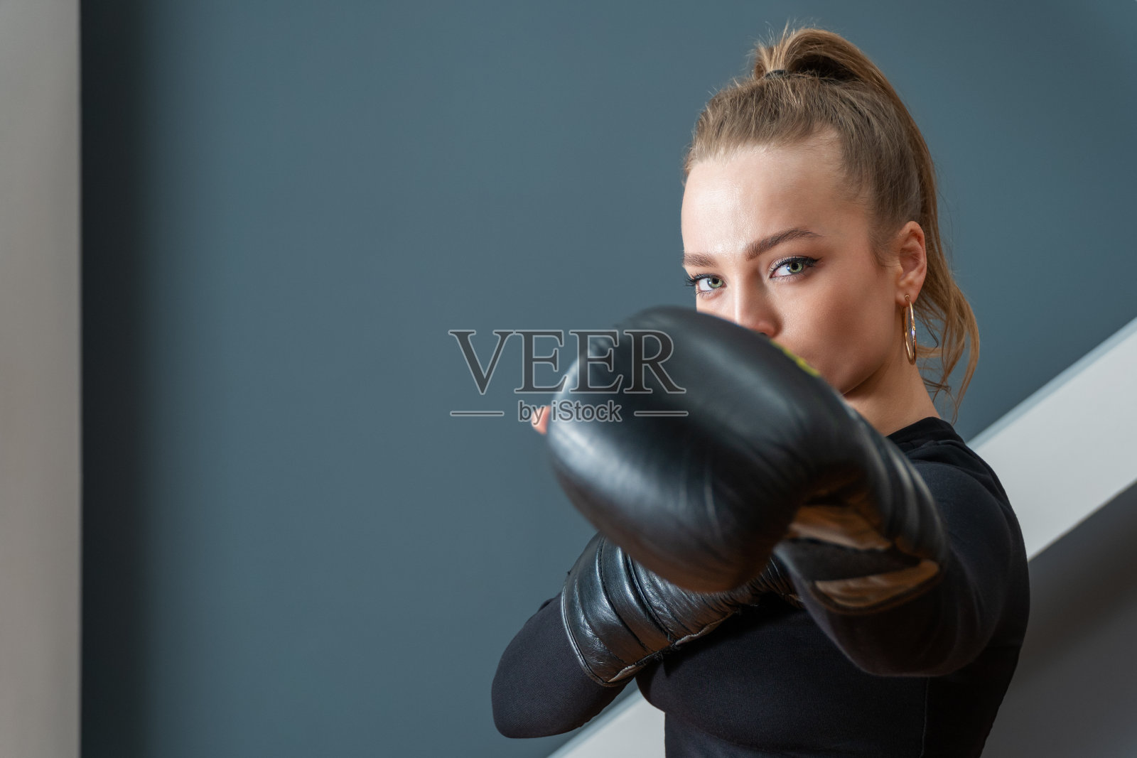 一个戴拳击手套的女人的肖像照片摄影图片