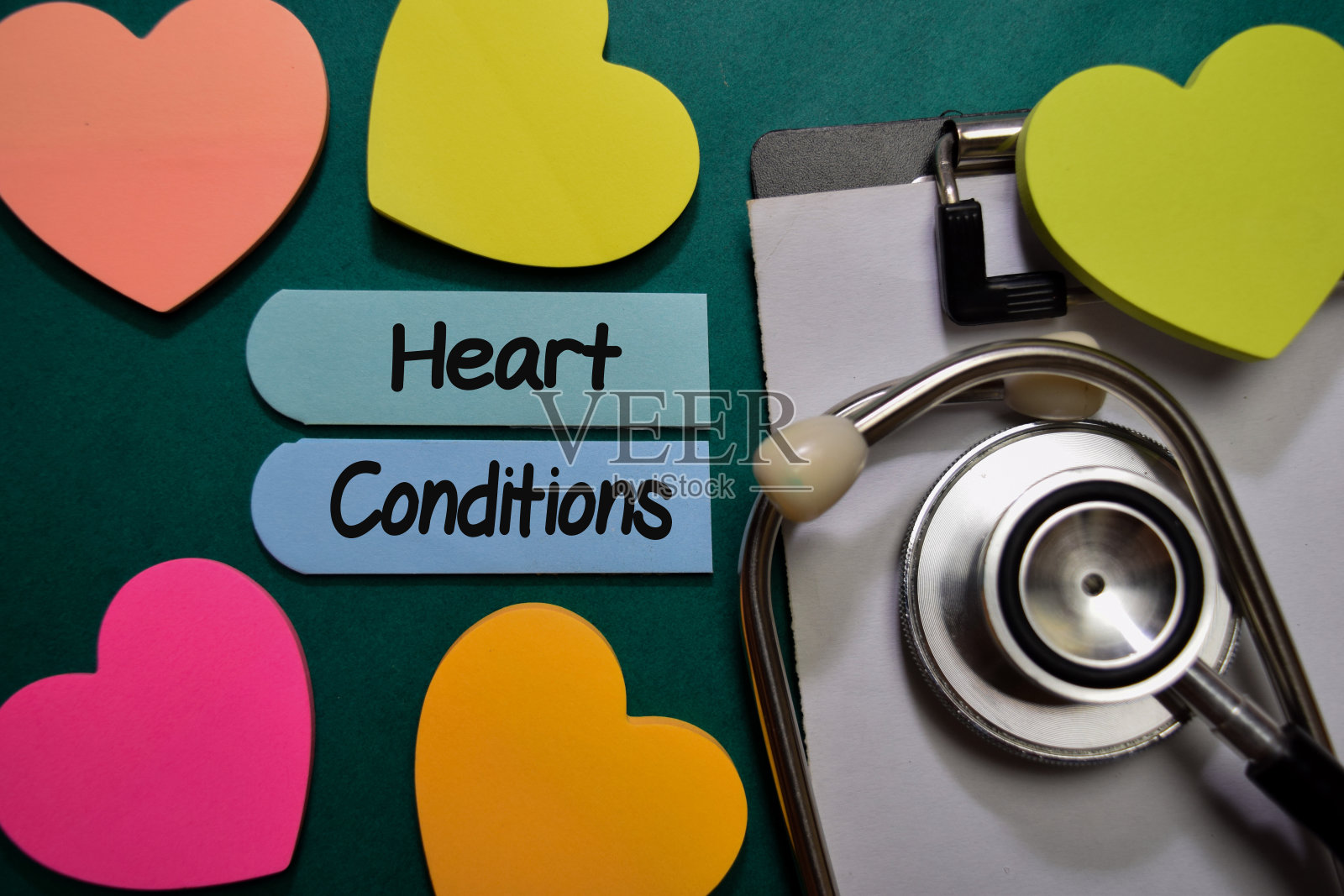 心脏状况写在便利贴上，隔离在办公桌上。医疗保健或医疗概念照片摄影图片