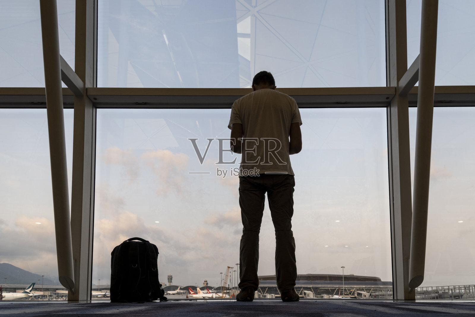 一个等待飞机的游客的剪影照片摄影图片