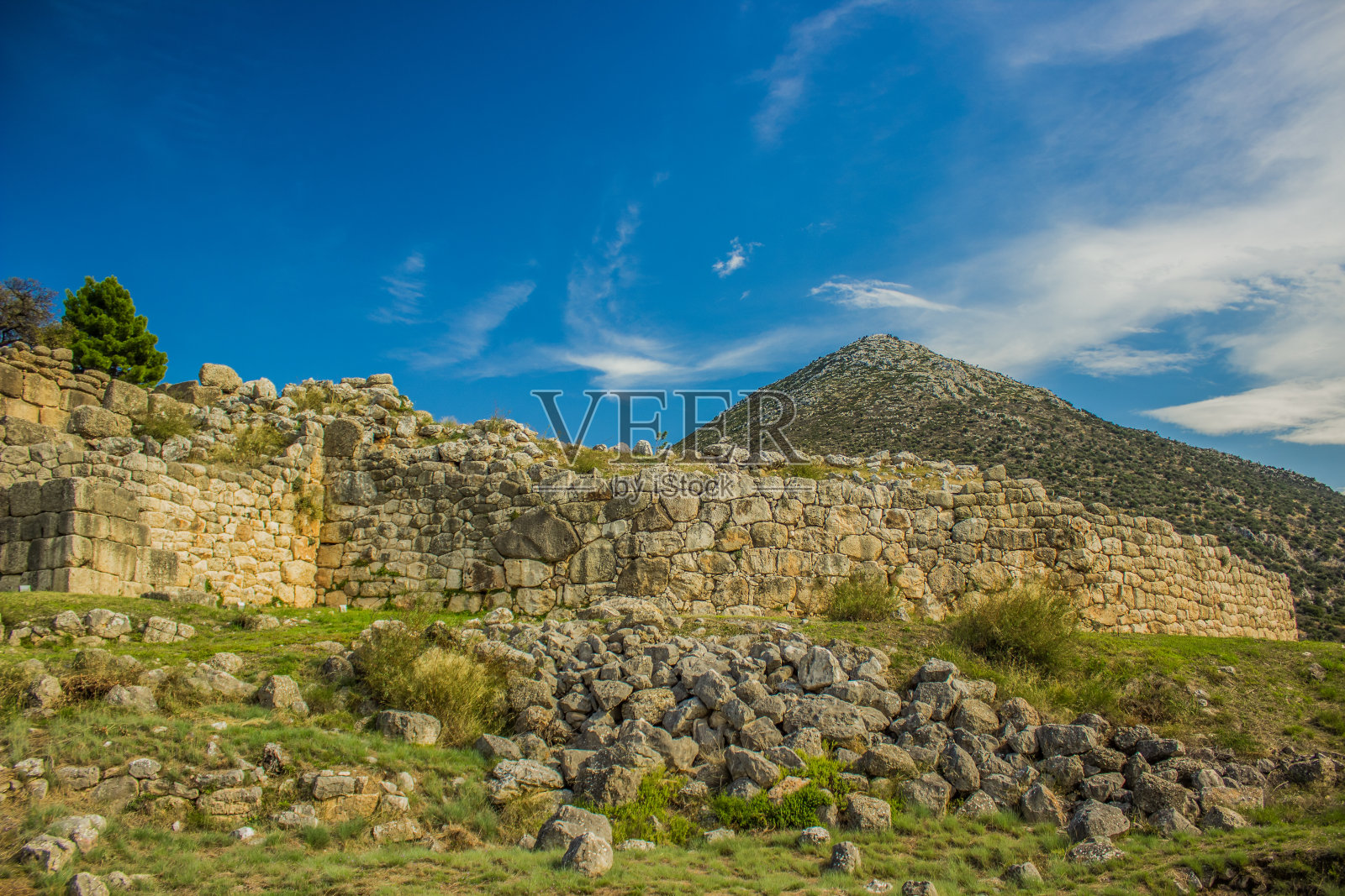 古老的废墟古城在风景如画的彩色高原异国山谷在孤独的山背景照片摄影图片