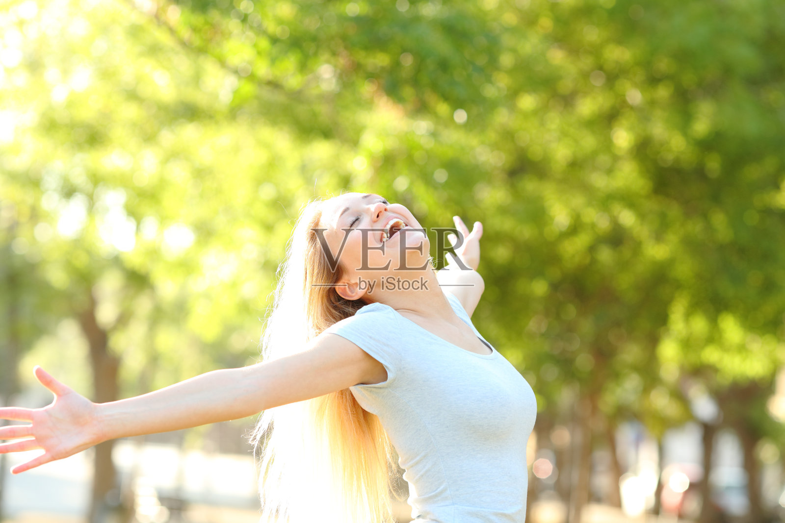 快乐的少女伸开双臂庆祝新的一天照片摄影图片