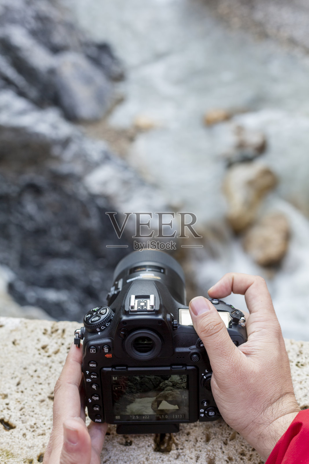 在大自然中用单反相机拍摄河流照片照片摄影图片