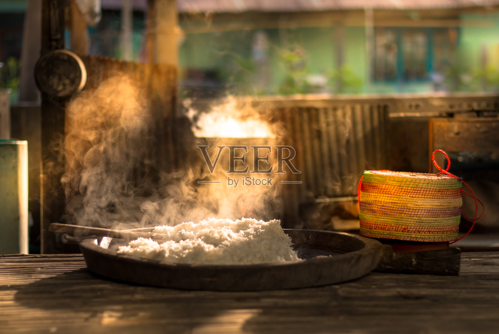 厨房复古乡村风格，厨房用具的背景在泰国农村照片摄影图片