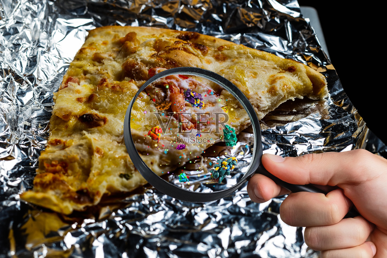 旧的发霉的披萨背景。食物中毒照片摄影图片