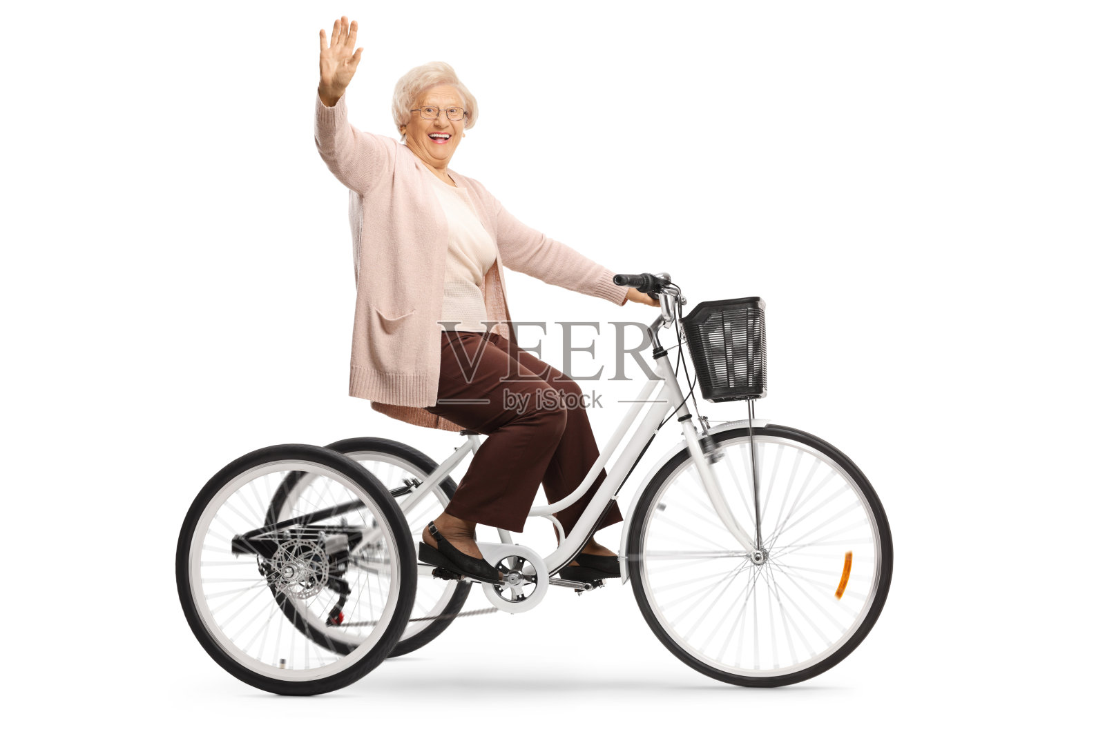 老妇人骑着三轮车，对着镜头挥手照片摄影图片