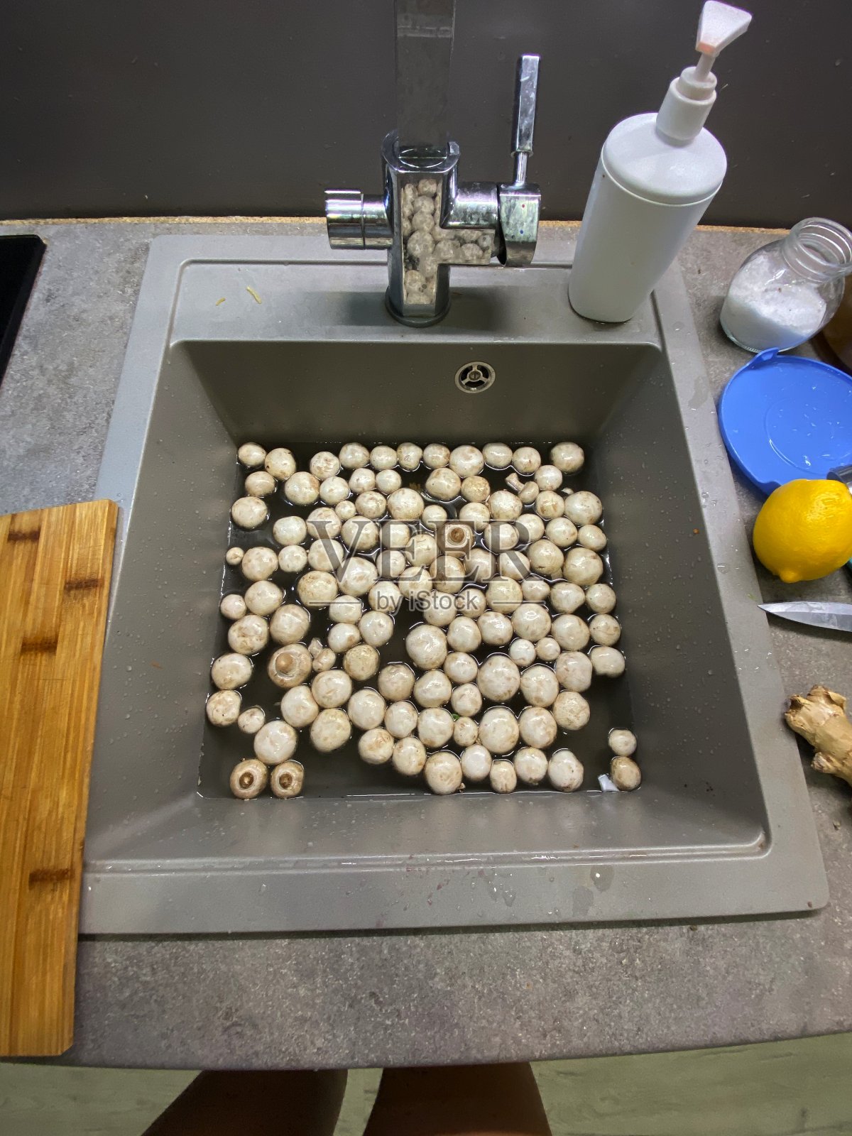 白生蘑菇在家里的厨房煮之前照片摄影图片