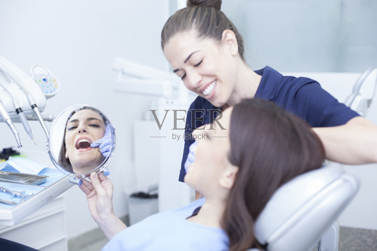 牙科诊所的女病人照片摄影图片