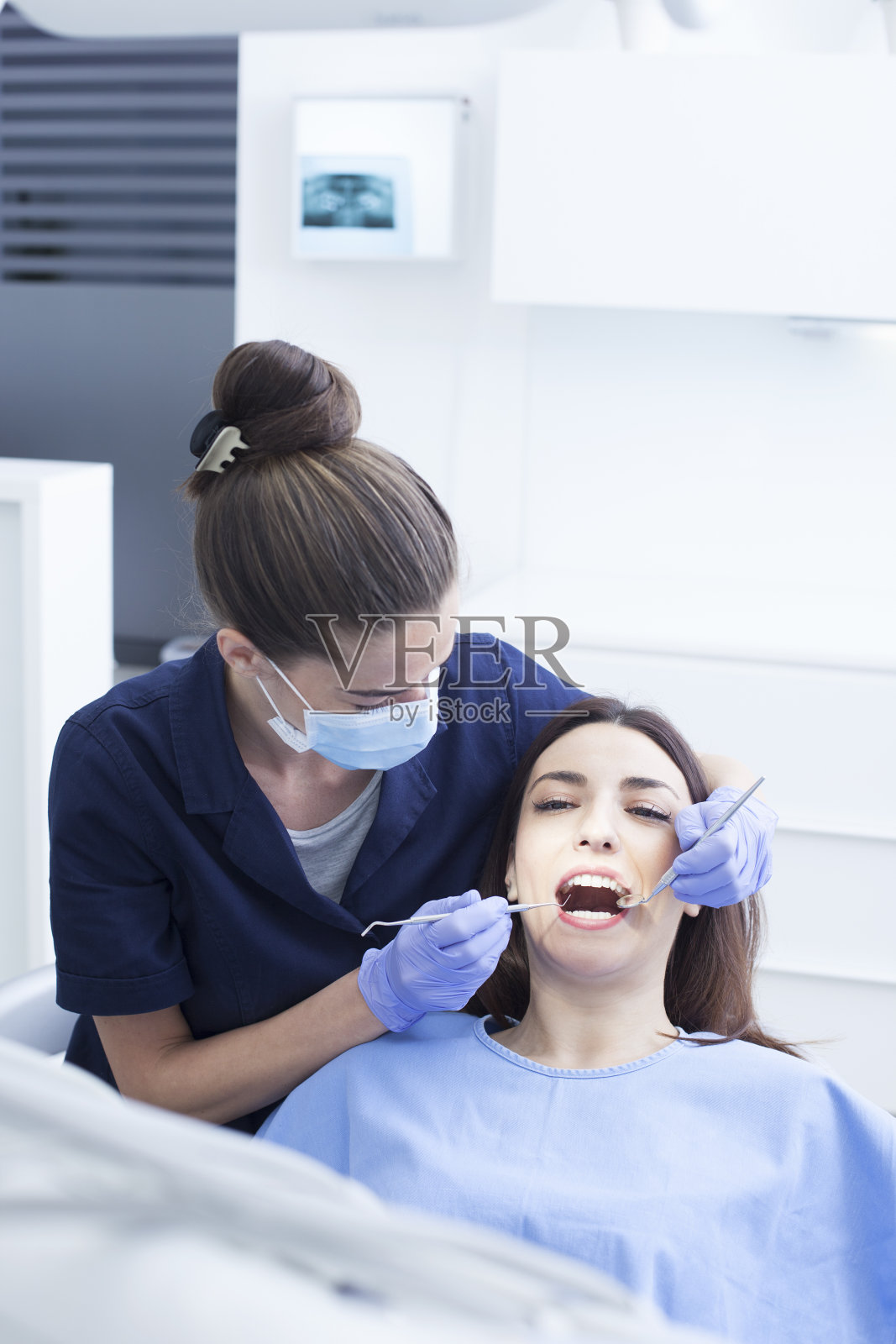 牙科诊所的女病人照片摄影图片