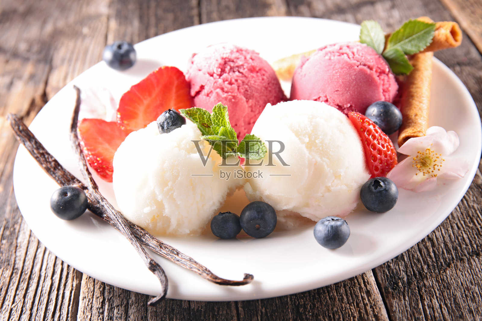 冰淇淋，香草和草莓装盘照片摄影图片