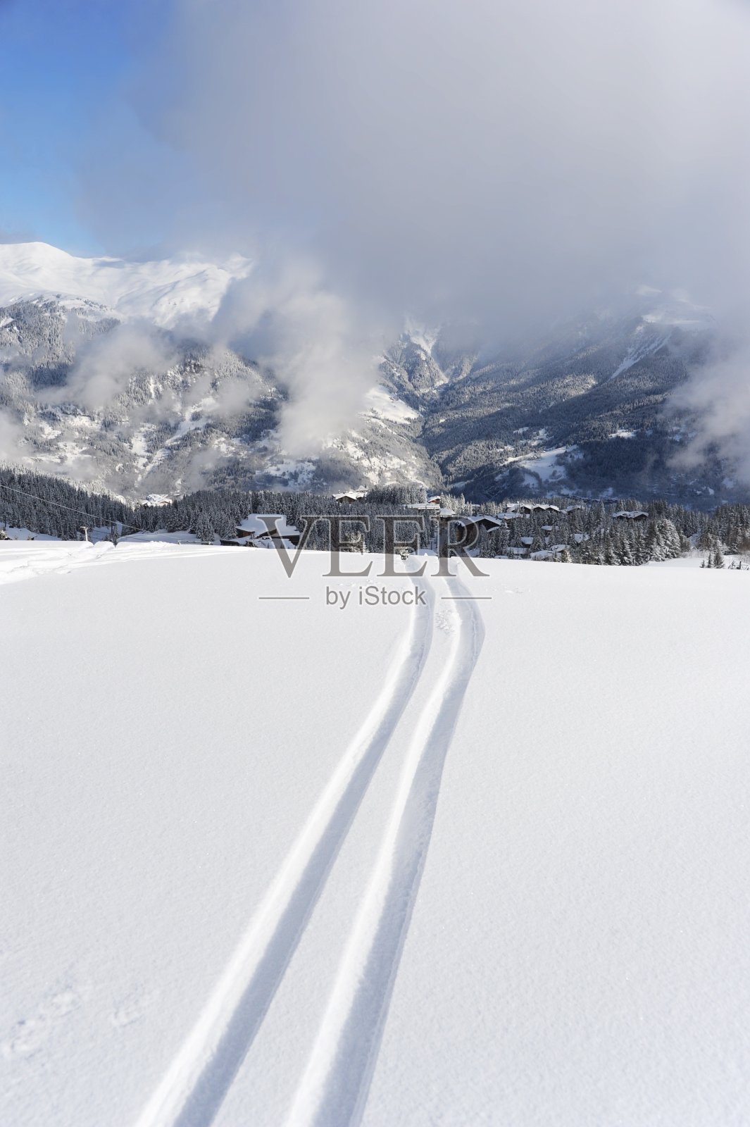 有滑雪痕迹的滑雪场照片摄影图片