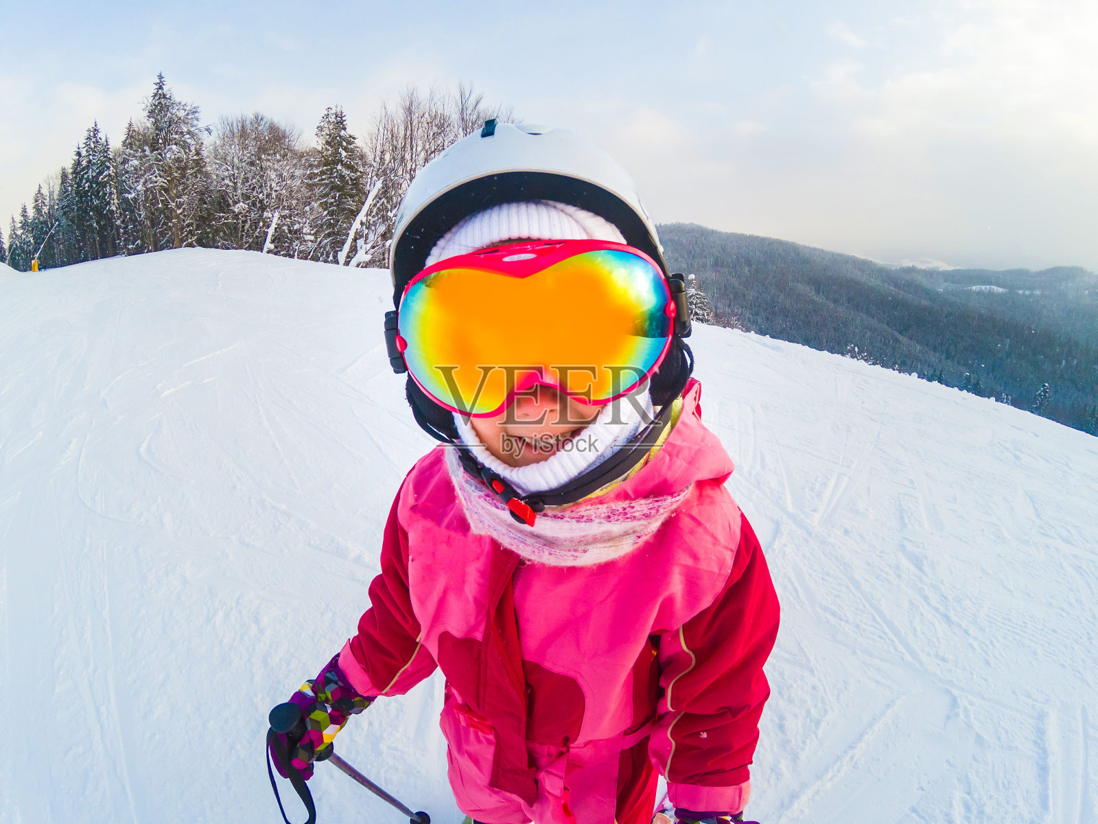 滑雪——小滑雪者在滑雪坡上滑雪照片摄影图片