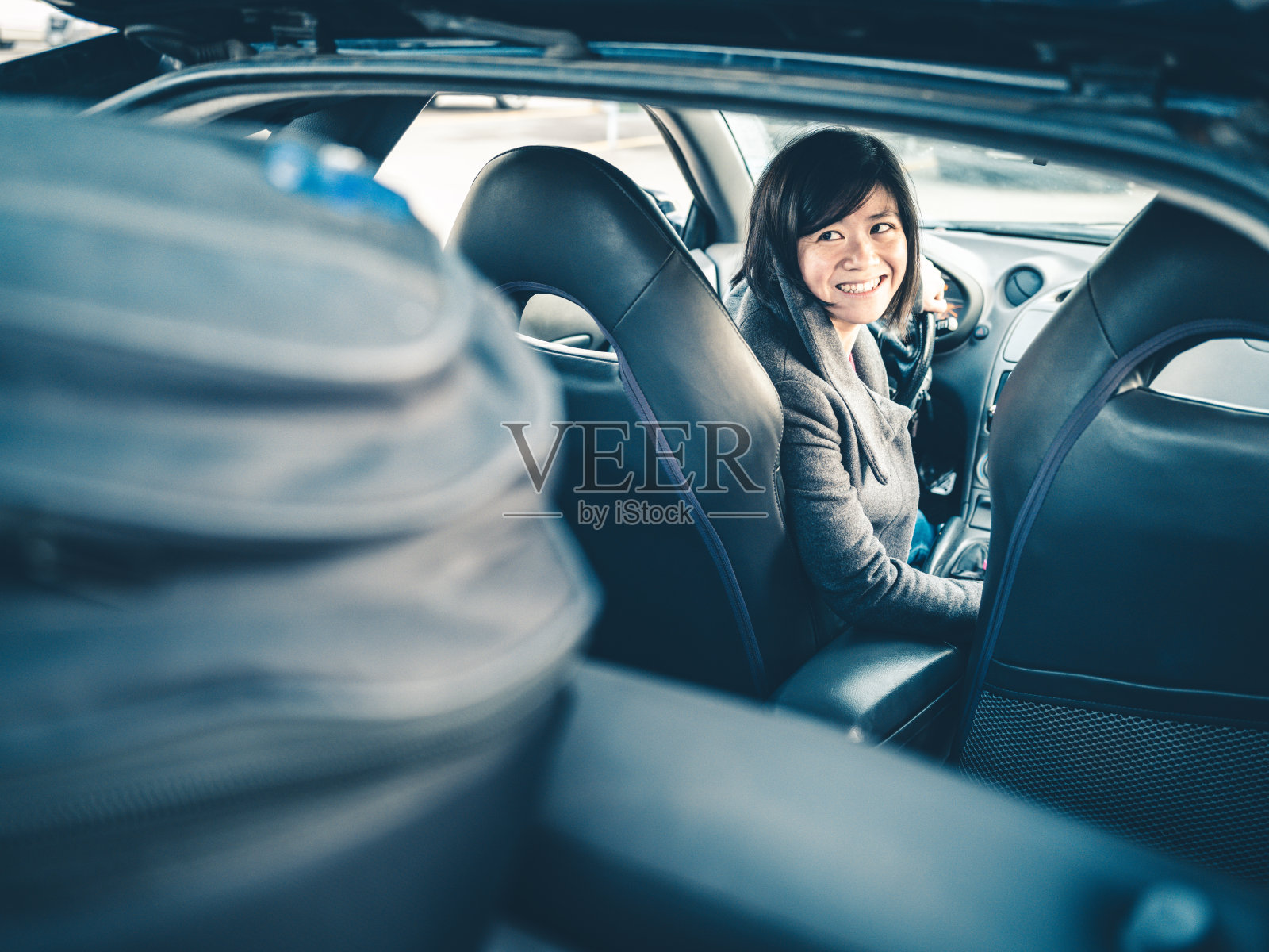 车上的亚洲千禧一代女性照片摄影图片