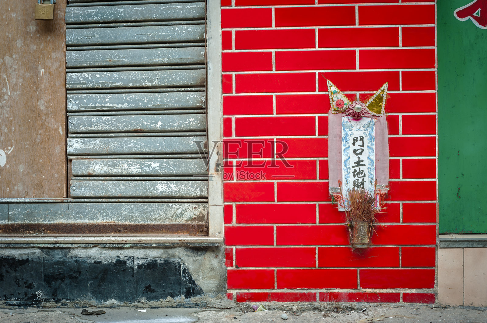 香港街道上一个供奉土神的小神龛照片摄影图片