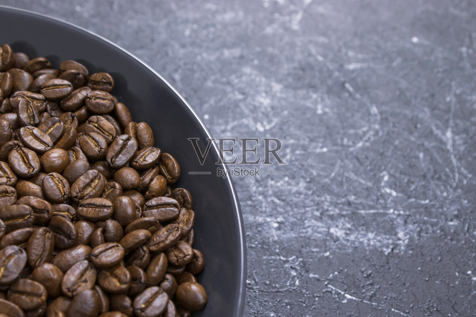 咖啡豆在深色碗杯孤立的深色纹理背景照片摄影图片