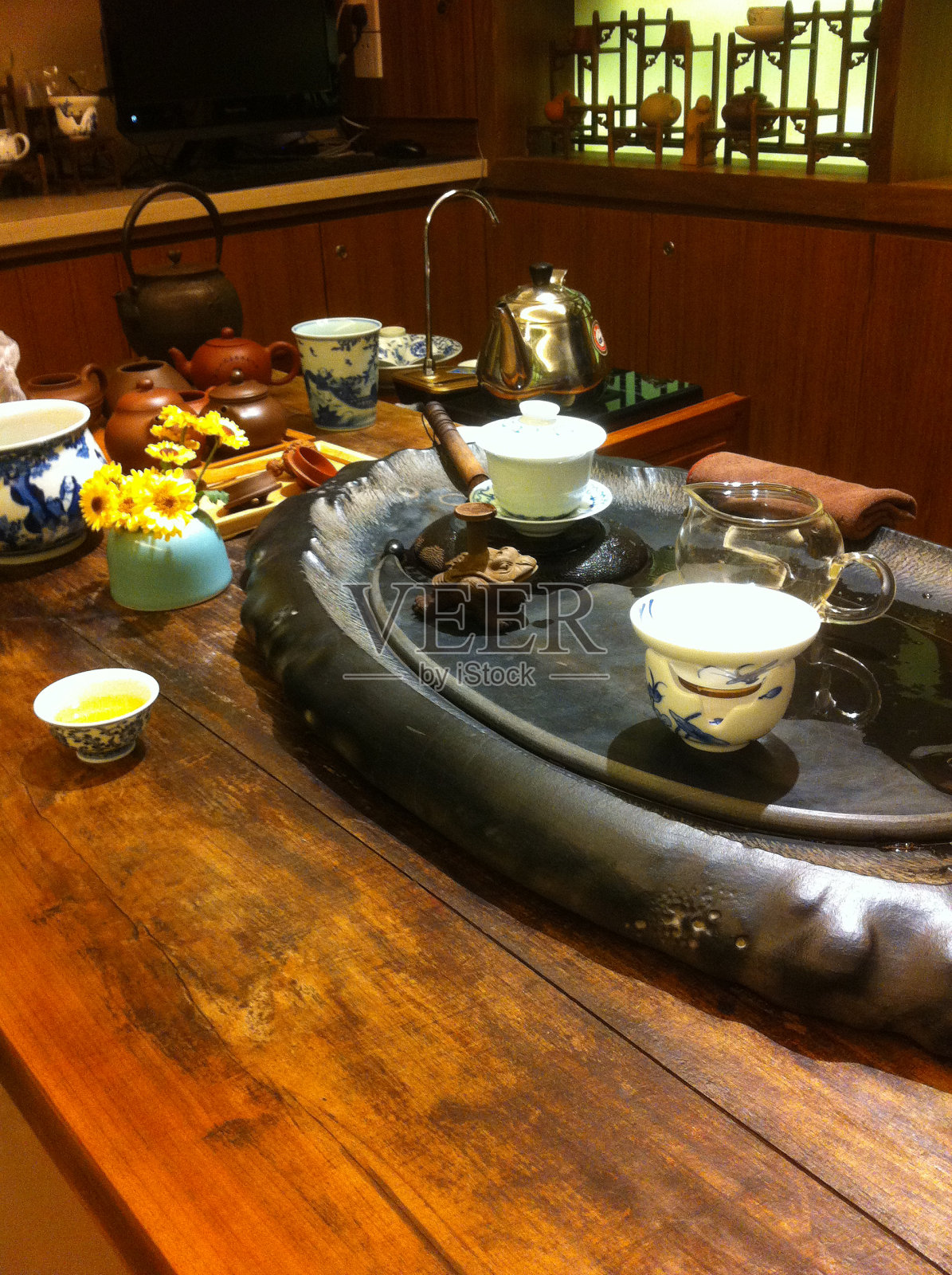 桌上摆着中国茶具照片摄影图片
