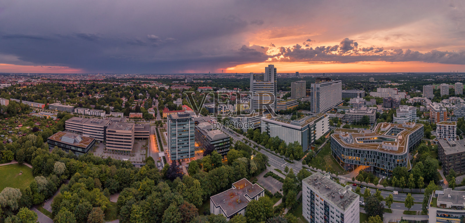 慕尼黑日落，德国南部巴伐利亚首府商业大楼的空中景象。照片摄影图片