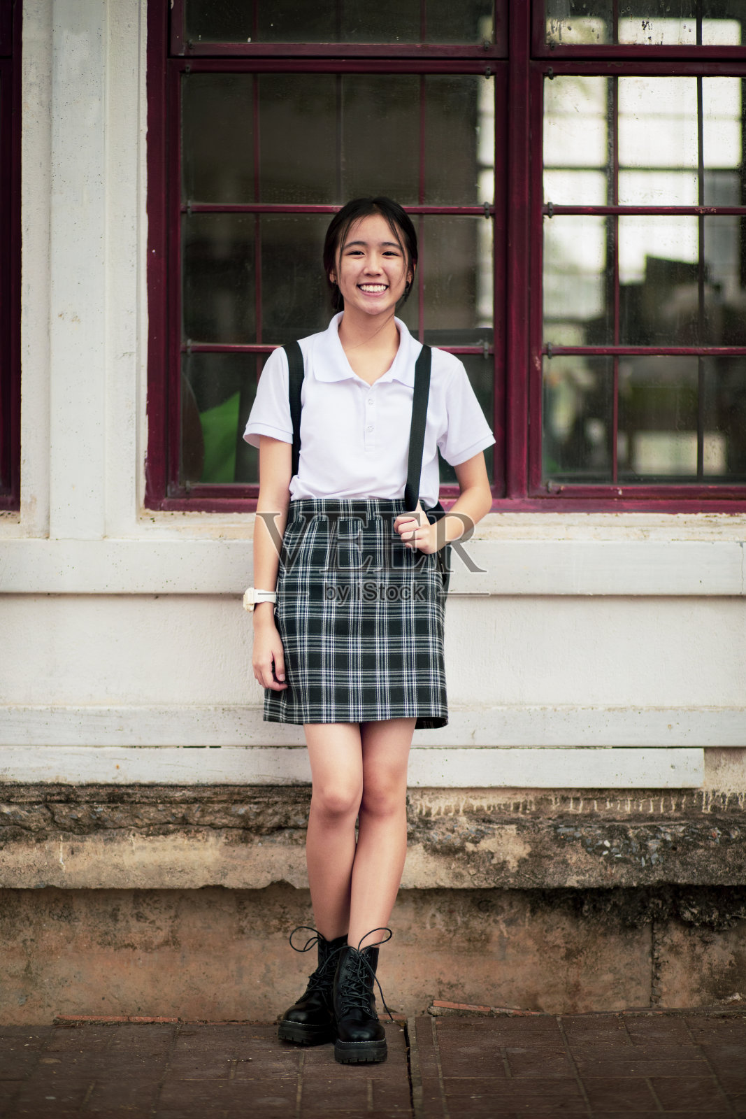 亚洲青少年的露齿笑脸站在户外照片摄影图片