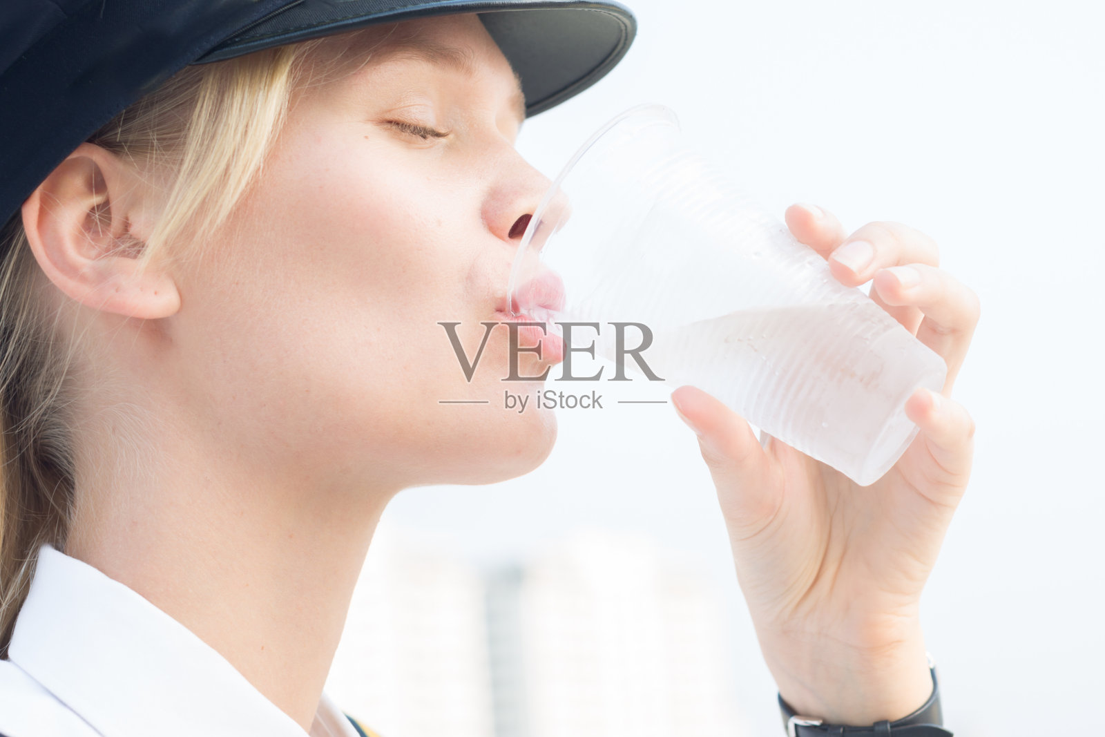 口渴的女人喝了一杯水。水合和抗衰老。照片摄影图片