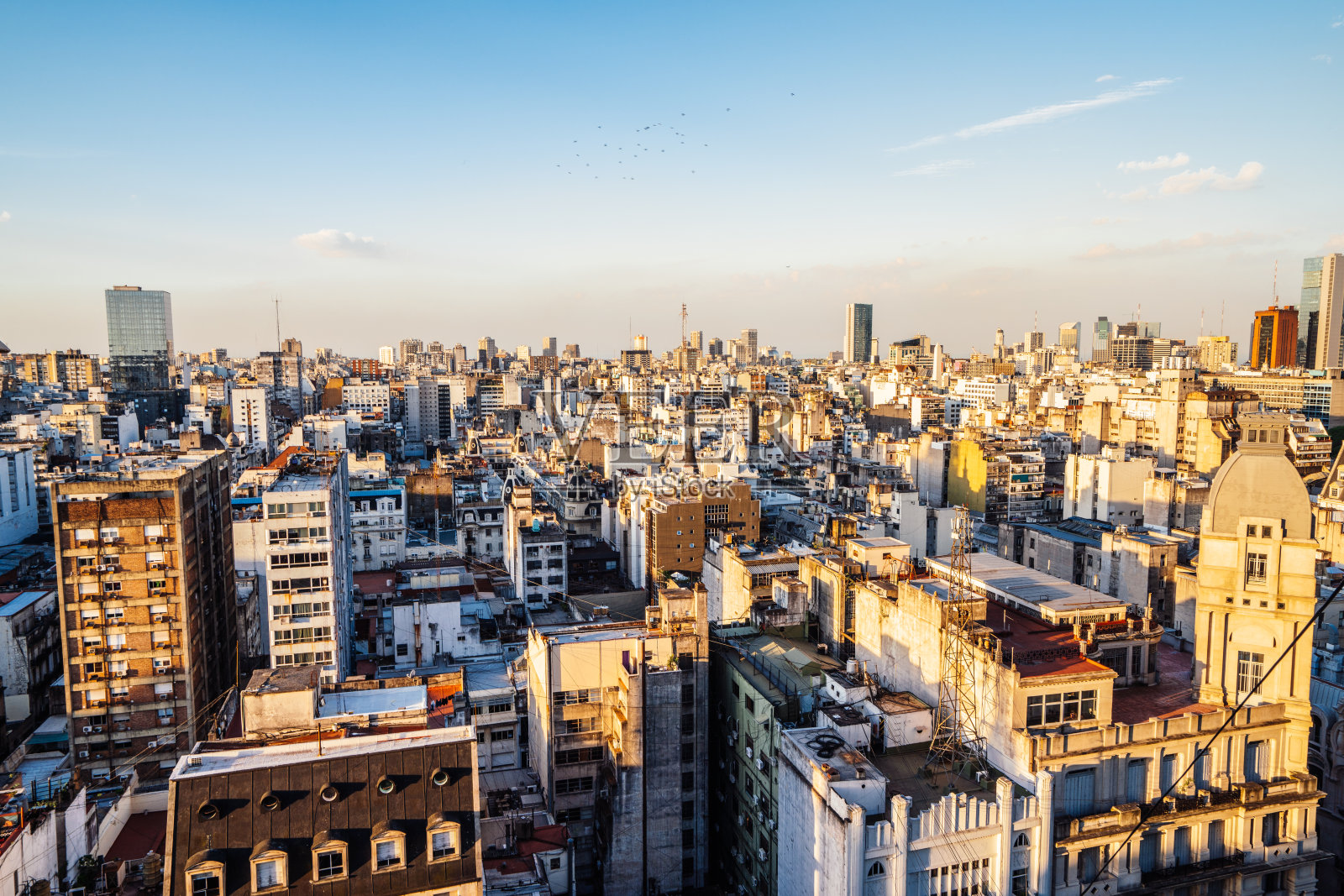 日落时分的布宜诺斯艾利斯天际线-城市的鸟瞰图照片摄影图片