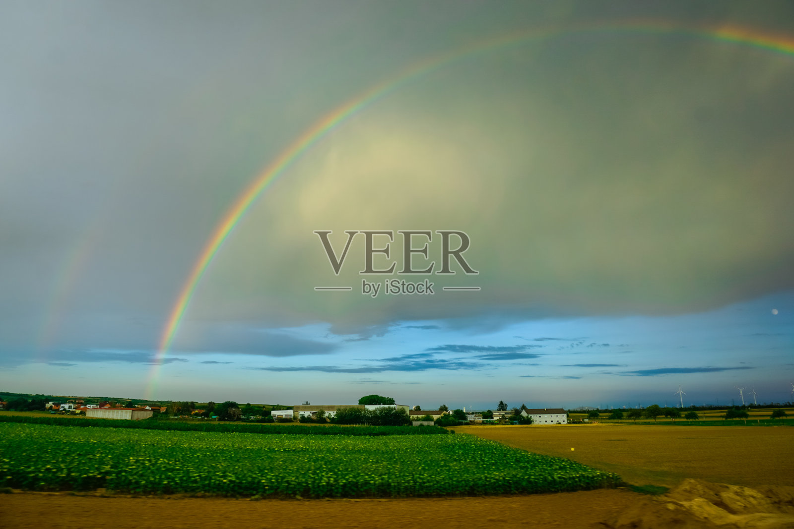 美丽的彩虹在奥地利的乡村照片摄影图片