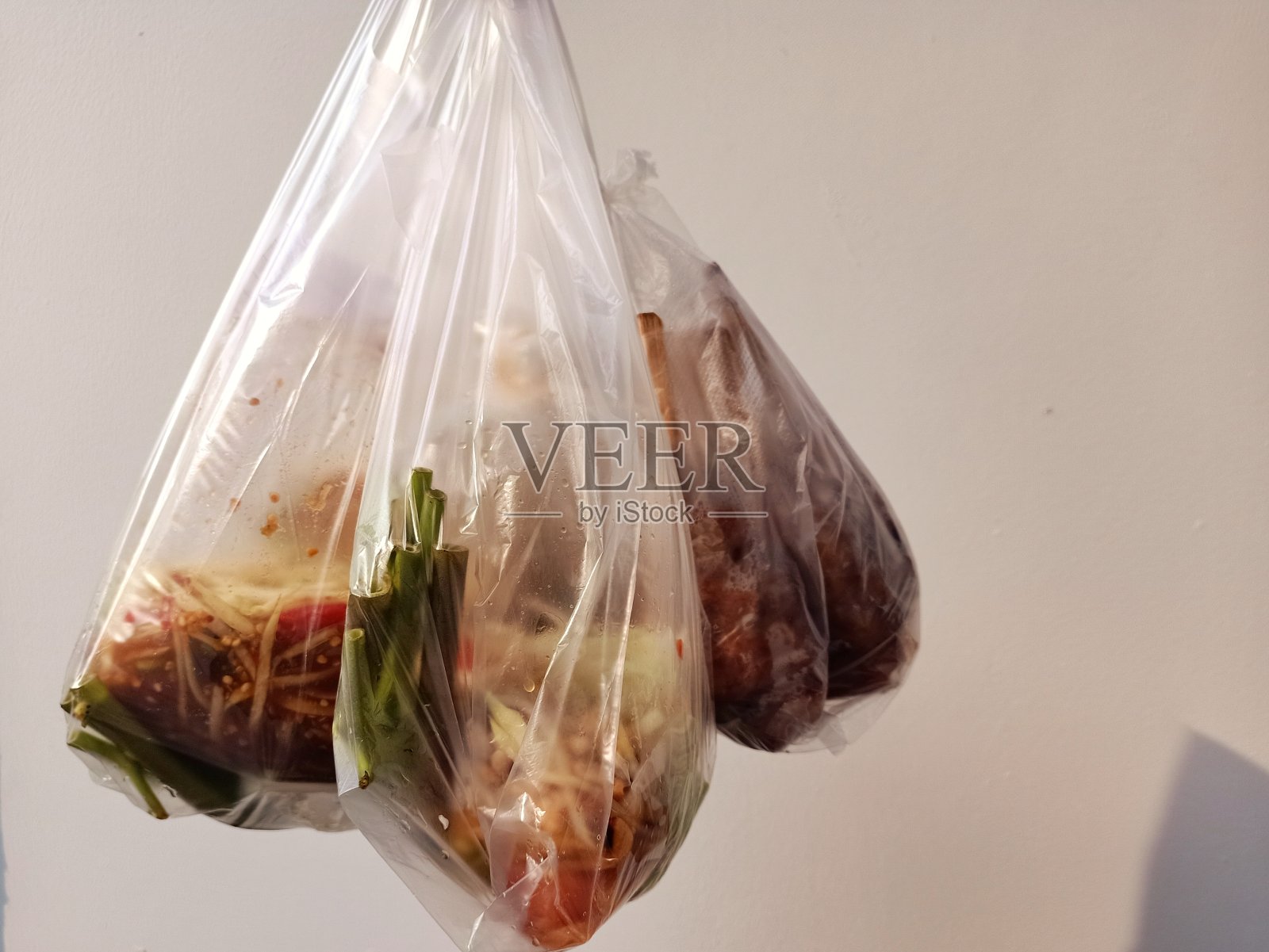 木瓜色拉用猪肉平在搬运，泰式食品，白墙背景照片摄影图片